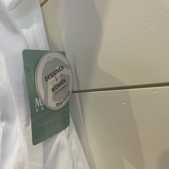 Magellan Outdoors Women's White Button Down Sleeveless Shirt - Picture 6 of 6